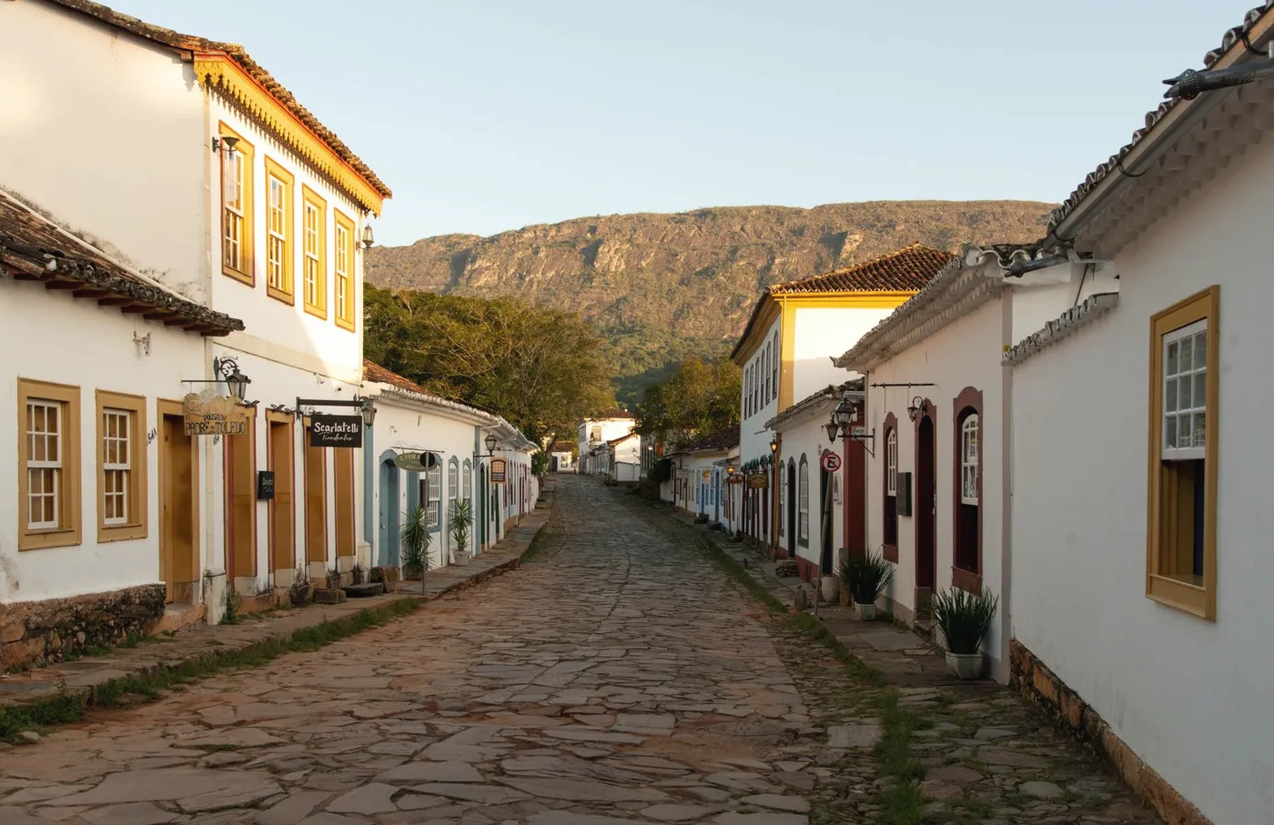 Rua de pedra de uma cidade pequena do interior
