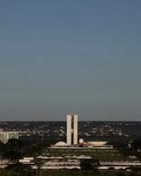 Capa: Governo deve prever superávit efetivo entre R$ 18 bi e 20 bi em 2027