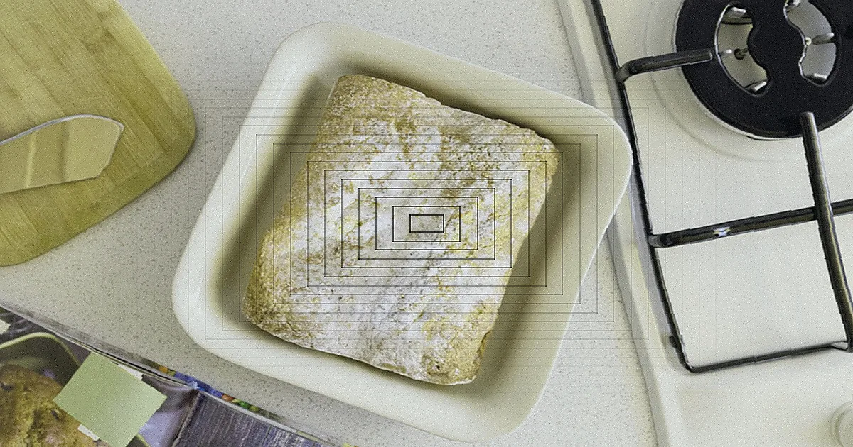 Maçarico de cozinha manual com chama azul acesa.