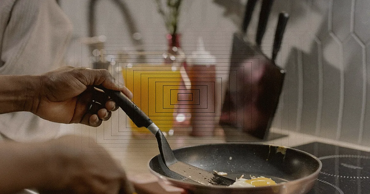 Panela de ferro fundido vazia sobre um fogão de cozinha.