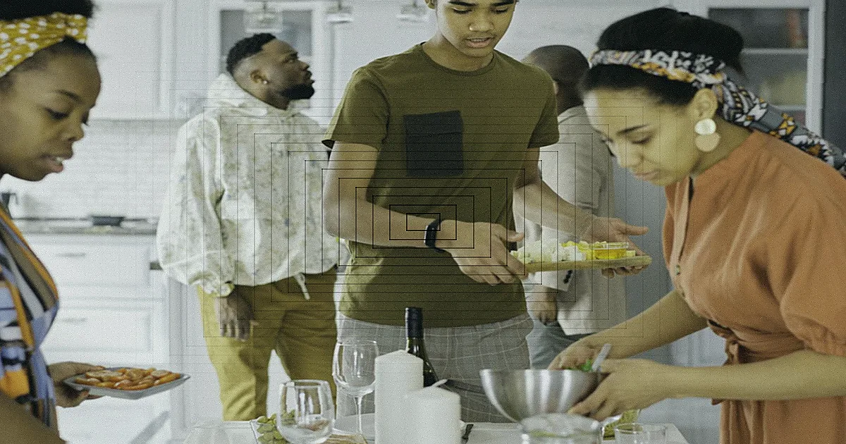 Família reunida na cozinha, preparando uma grande refeição juntos.