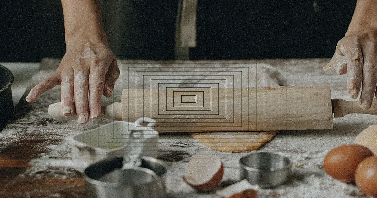 Pessoa preparando refeição em casa, com ingredientes frescos na bancada.