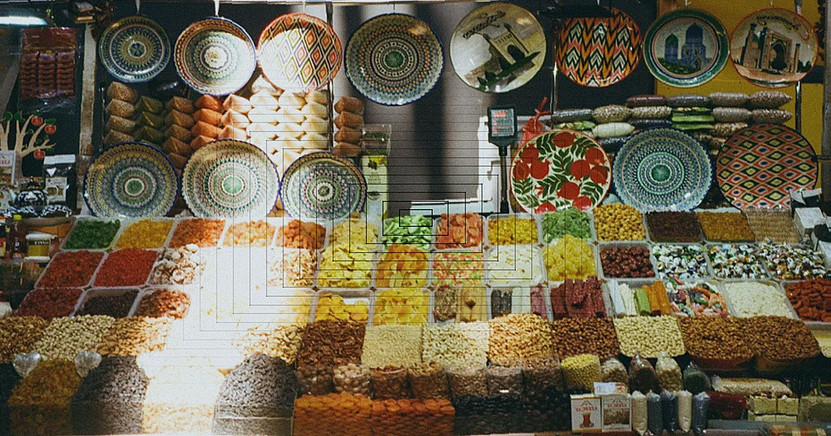 Bancada colorida de especiarias e vegetais em mercado africano.