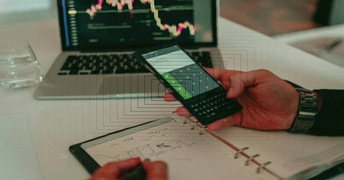 Pessoa analisando documentos financeiros e gráficos de investimento em um escritório.