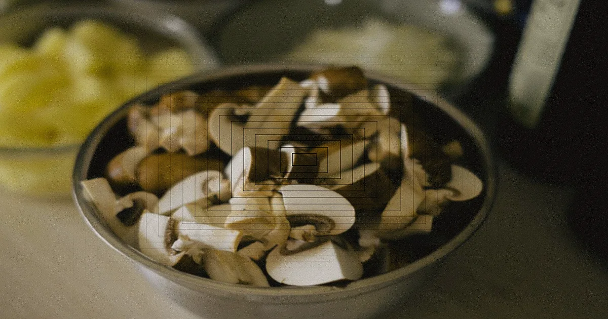 Ingredientes frescos e saudáveis dispostos em uma bancada de cozinha.