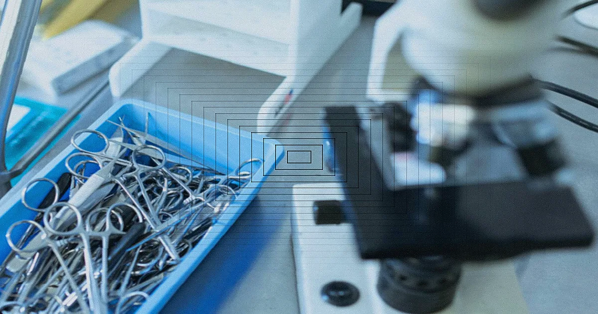 Microscópio em laboratório com placas de Petri e amostras biológicas.