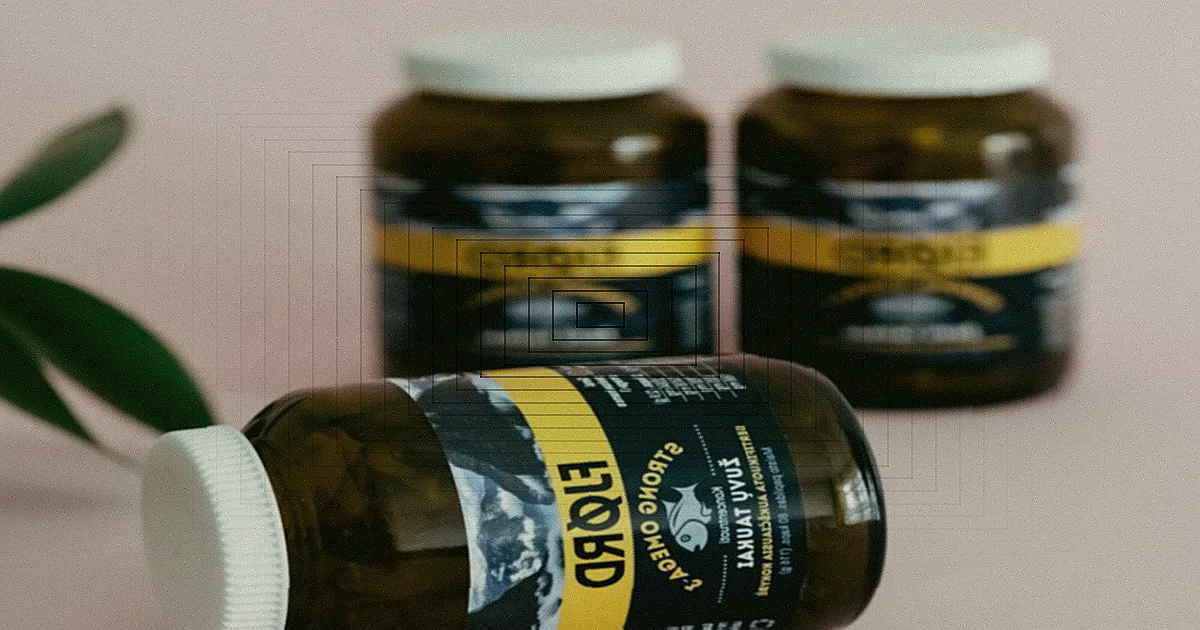 Mão segurando embalagem de produto alimentar com rótulo visível.