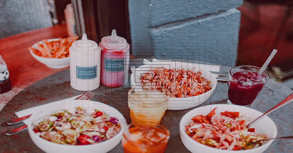 Mesa com diversos alimentos fermentados como iogurte, picles e pão.