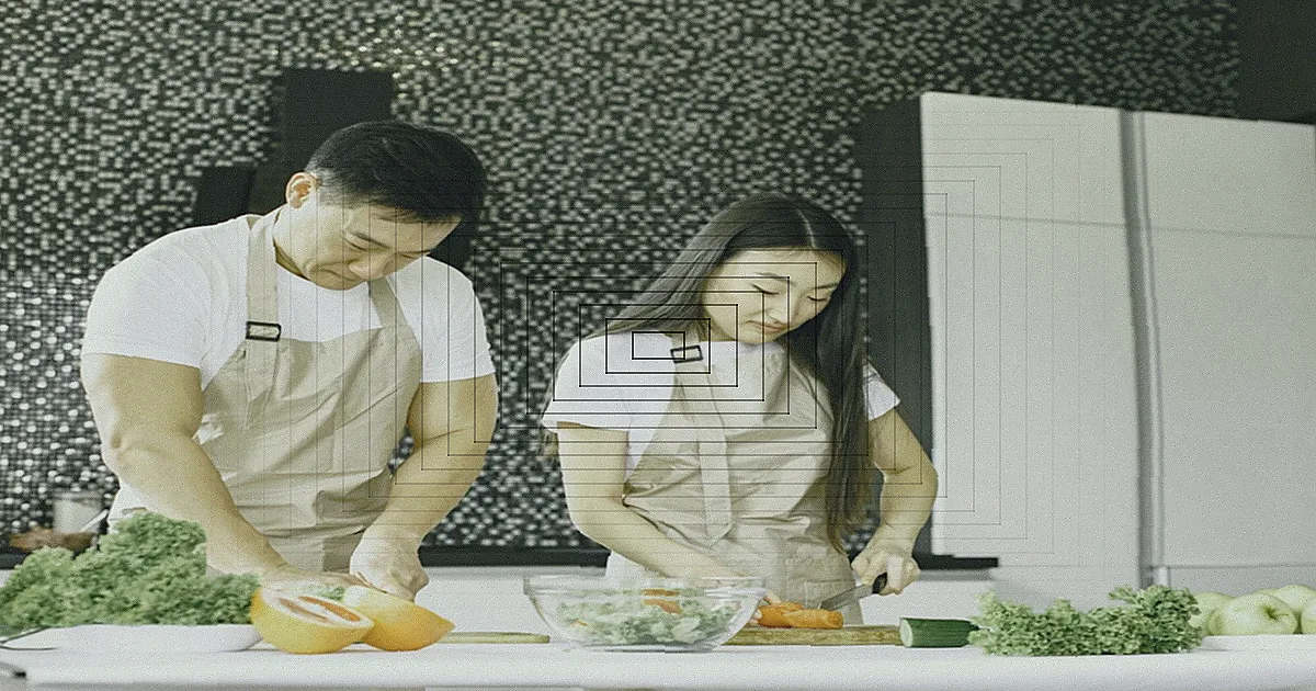 Pessoa preparando refeição saudável com vegetais frescos na cozinha.