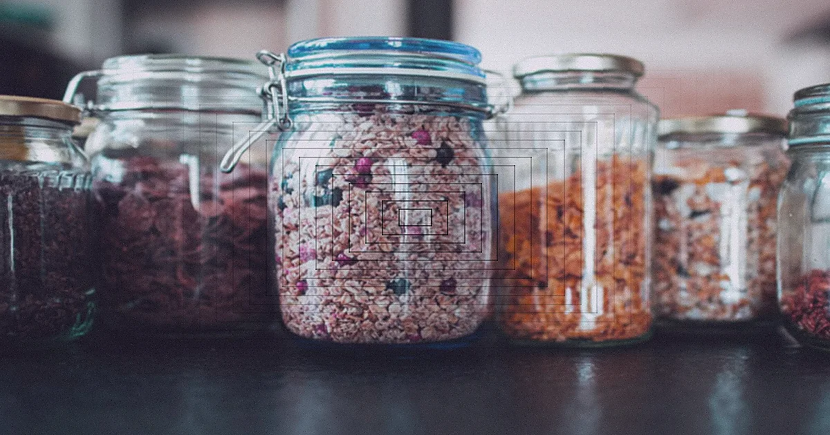Ingredientes de cozinha frescos e organizados em tigelas para cozinhar.