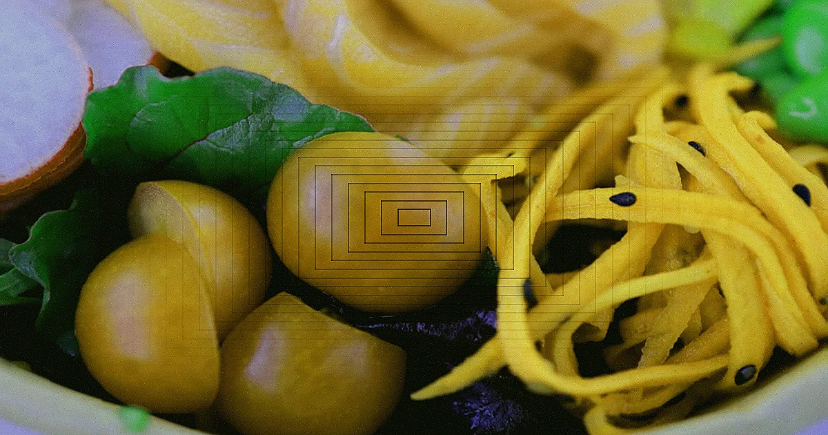 Peixe e camarão frescos em uma bancada de cozinha com temperos.