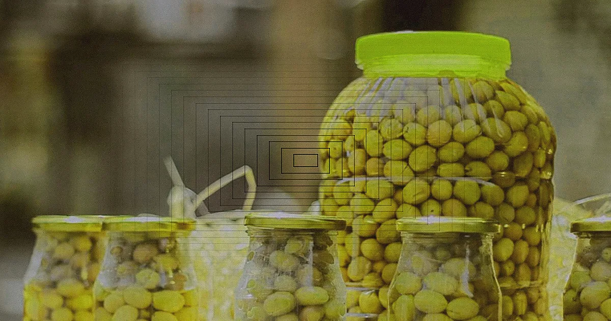 Alimentos em potes de vidro selados e secos em prateleiras de madeira