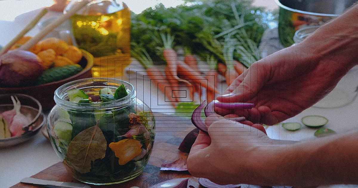 Alimentos saudáveis e coloridos em potes de vidro na despensa