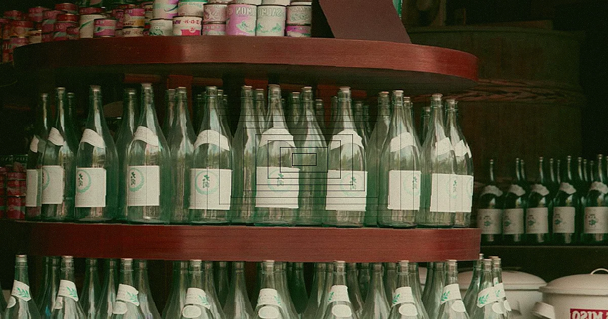 Prateleira de supermercado com diversas bebidas em garrafas e latas coloridas.