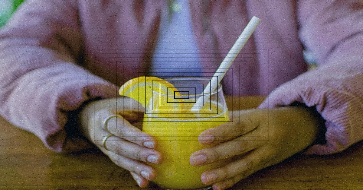 Bebidas saudáveis em garrafas transparentes com frutas e vegetais frescos.