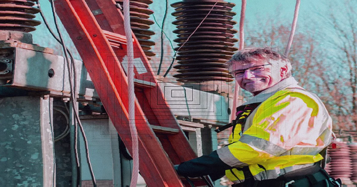 Técnico inspecionando componentes internos de um equipamento eletrônico moderno.