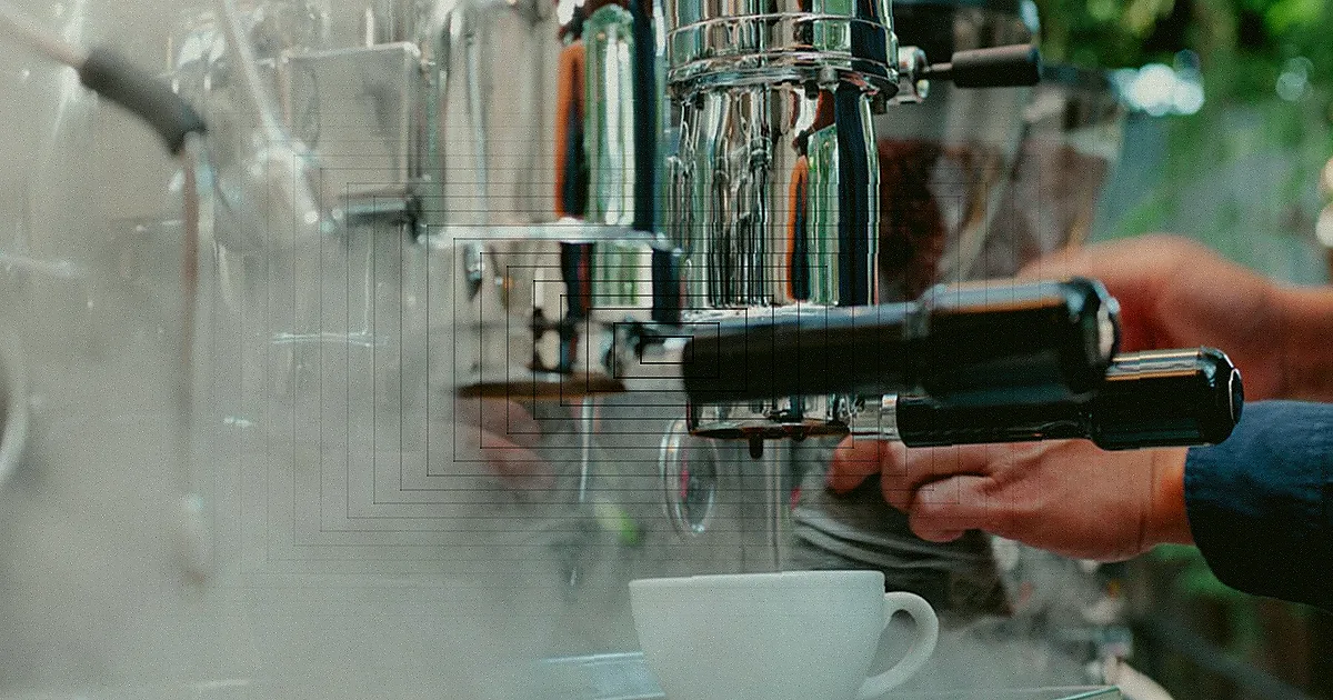 Pessoa usando um dispensador de bebidas moderno em um ambiente limpo.