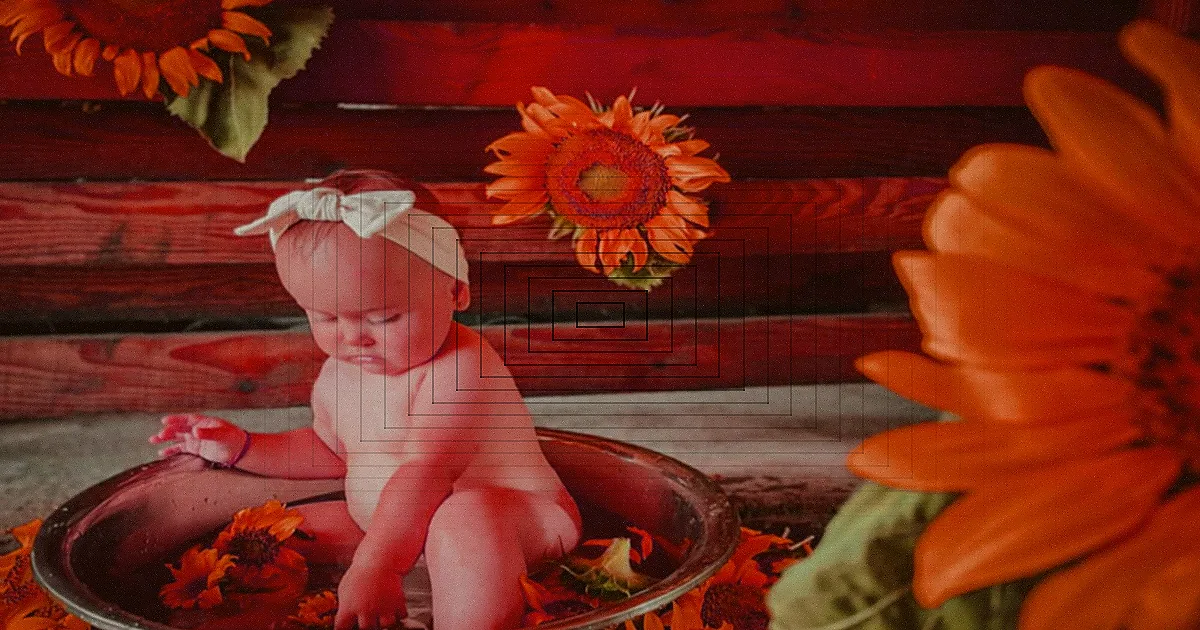 Criança pequena mexendo ingredientes em tigela com colher de pau.