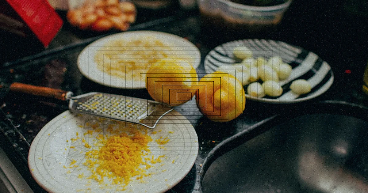 Ingredientes frescos sobre bancada de cozinha