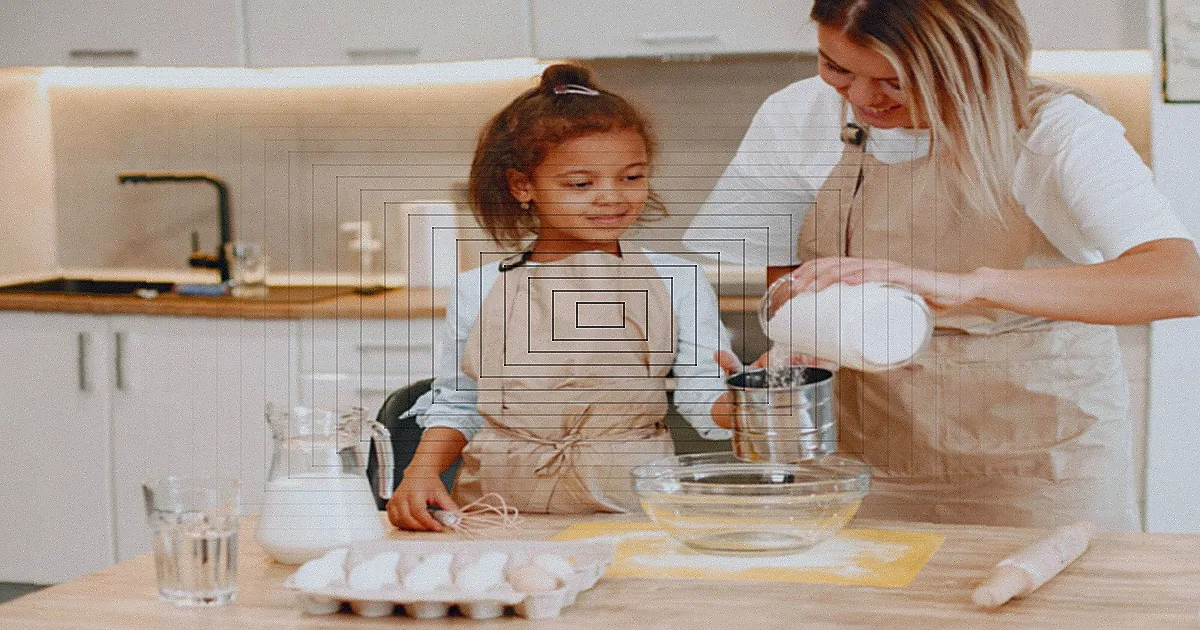 Crianças cozinhando com utensílios de cozinha coloridos.
