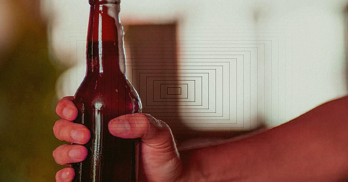 Homem adulto inspeciona equipamento de cerveja artesanal em cozinha.