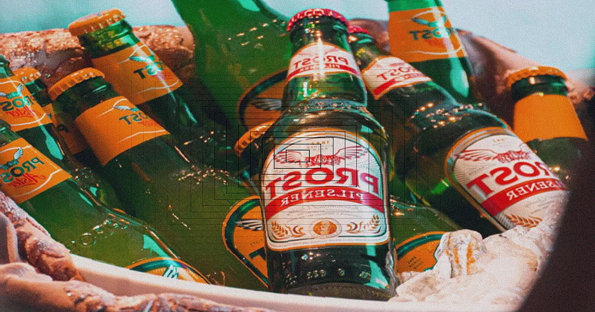 Garrafas de cerveja artesanal alinhadas em uma cervejaria moderna.