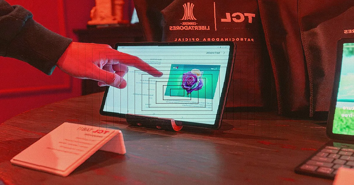Prateleira de loja com diversos aparelhos eletrônicos modernos.
