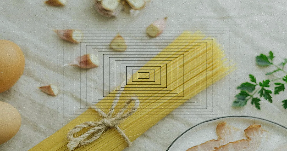 Camarões crus e ingredientes para risoto dispostos em uma mesa.