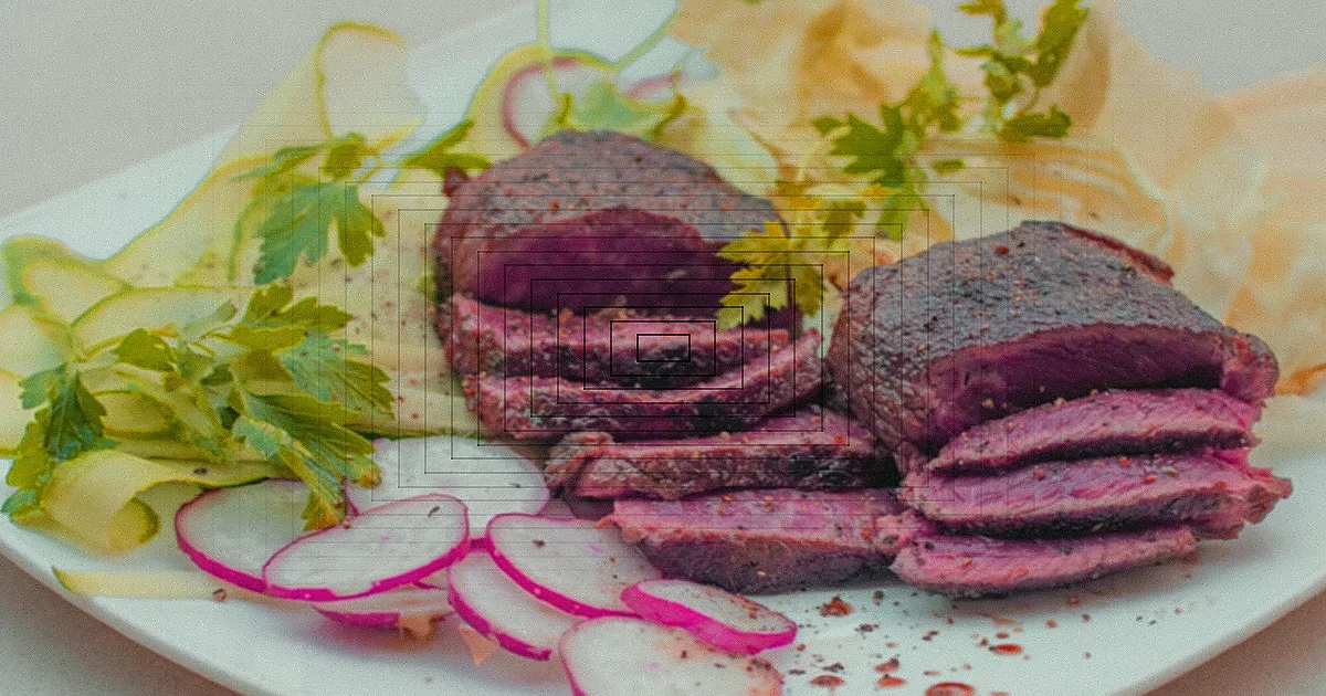 Fatias de Beef Wellington com recheio de cogumelos e massa folhada.