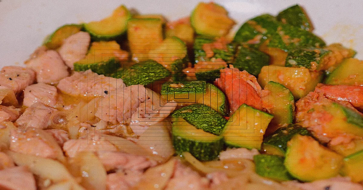 Vegetais aromáticos sendo refogados em uma panela quente.