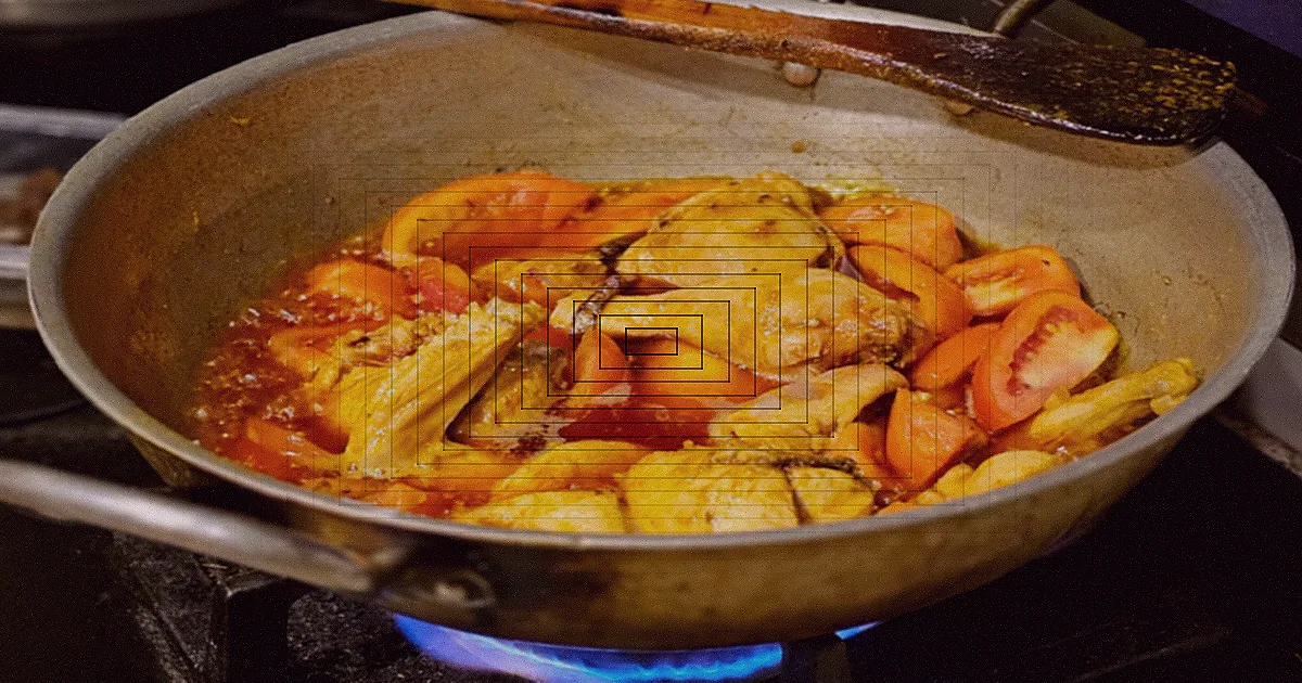 Mãos manuseando alimentos em uma cozinha doméstica com higiene.