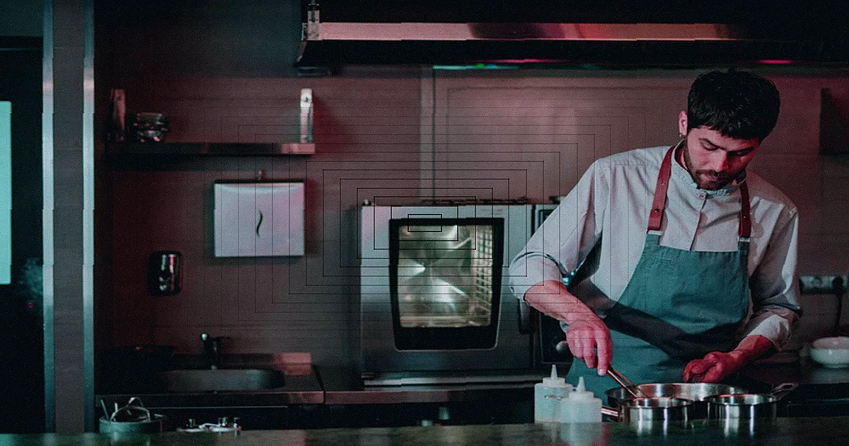 Pessoa montando equipamento de sous vide em bancada de cozinha.
