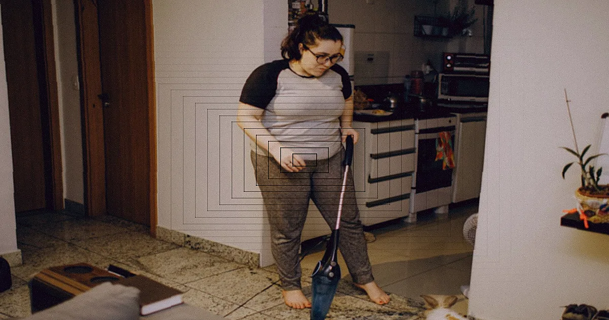 Mãos de uma pessoa limpando cuidadosamente um aparelho de cozinha moderno.