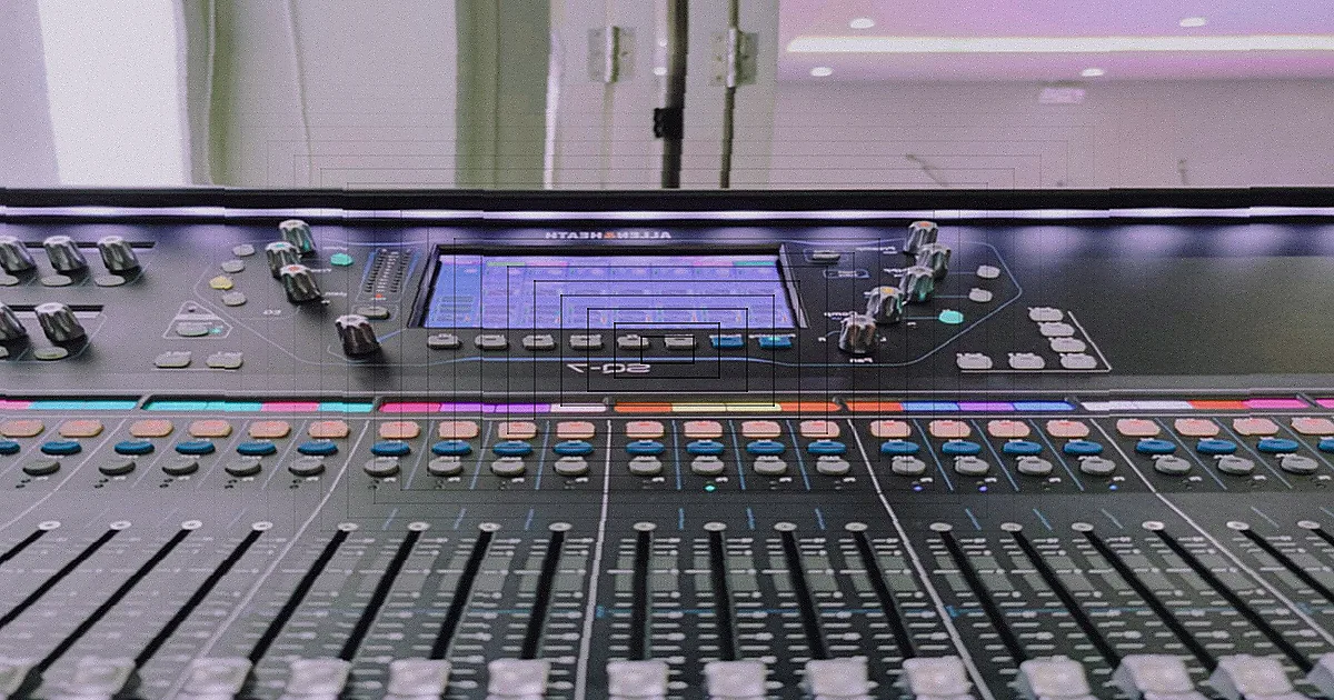 Painel de controle digital automatizado em equipamento de fermentação.